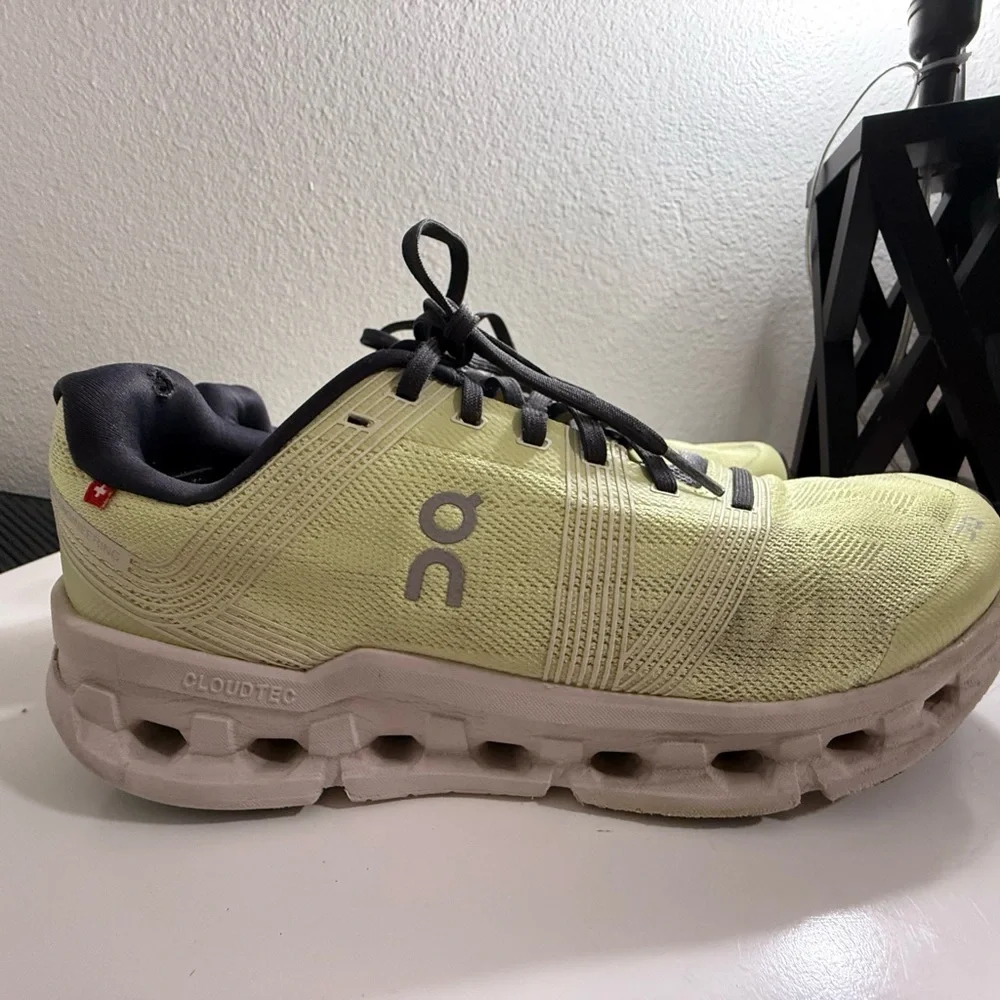 On cloud go men size 10 Shoes in Lime and Black